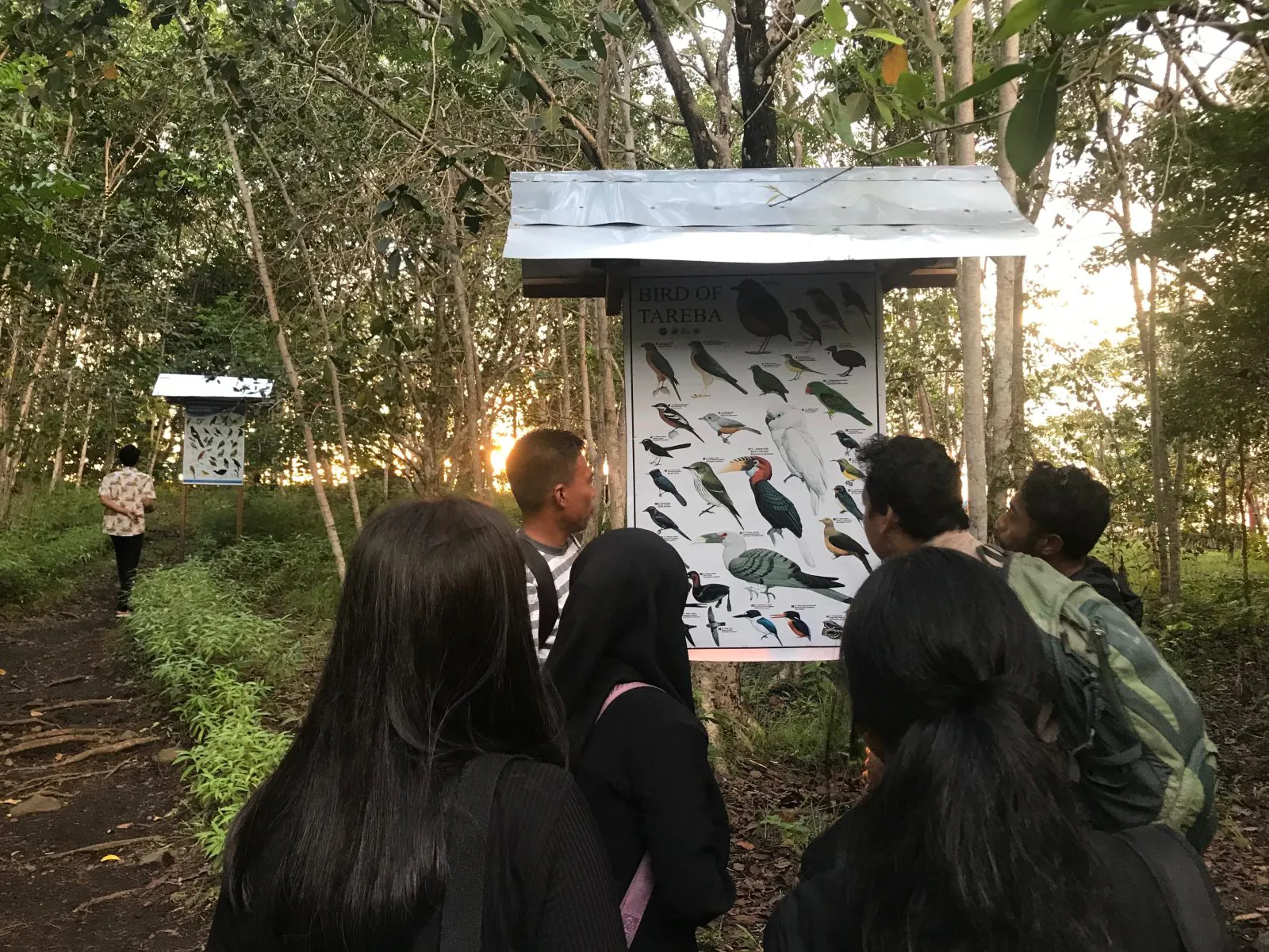 Junaidi dan Benny menunjukkan poster mengenai sejumlah satwa yang bisa dijumpai di kawasan wisata Pulo Tareba. | Foto: Rajuan Jumat/Garda Animalia