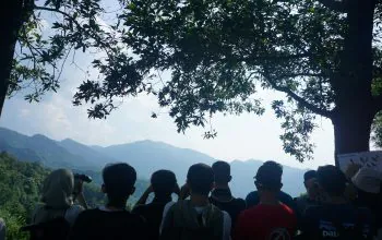 Memantau burung raptor yang bermigrasi ke Gunung Sanggabuana. | Foto: Dok. Burung Indonesia.