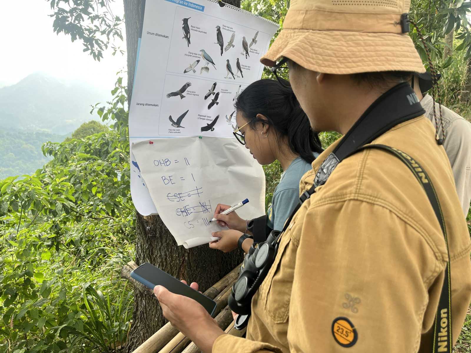 Penghitungan burung raptor yang ditemukan selama perjalanan oleh tim. | Foto: Hasbi/Garda Animalia