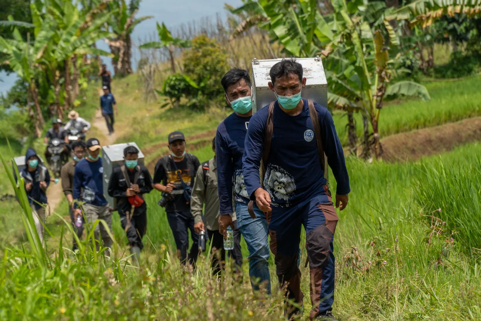 Tim YIARI dibantu beberapa warga lokal membawa kandang transpor kukang melewati wilayah hutan Kawasan Gunung Kendeng. | Foto: Rendi Afand/YIARI